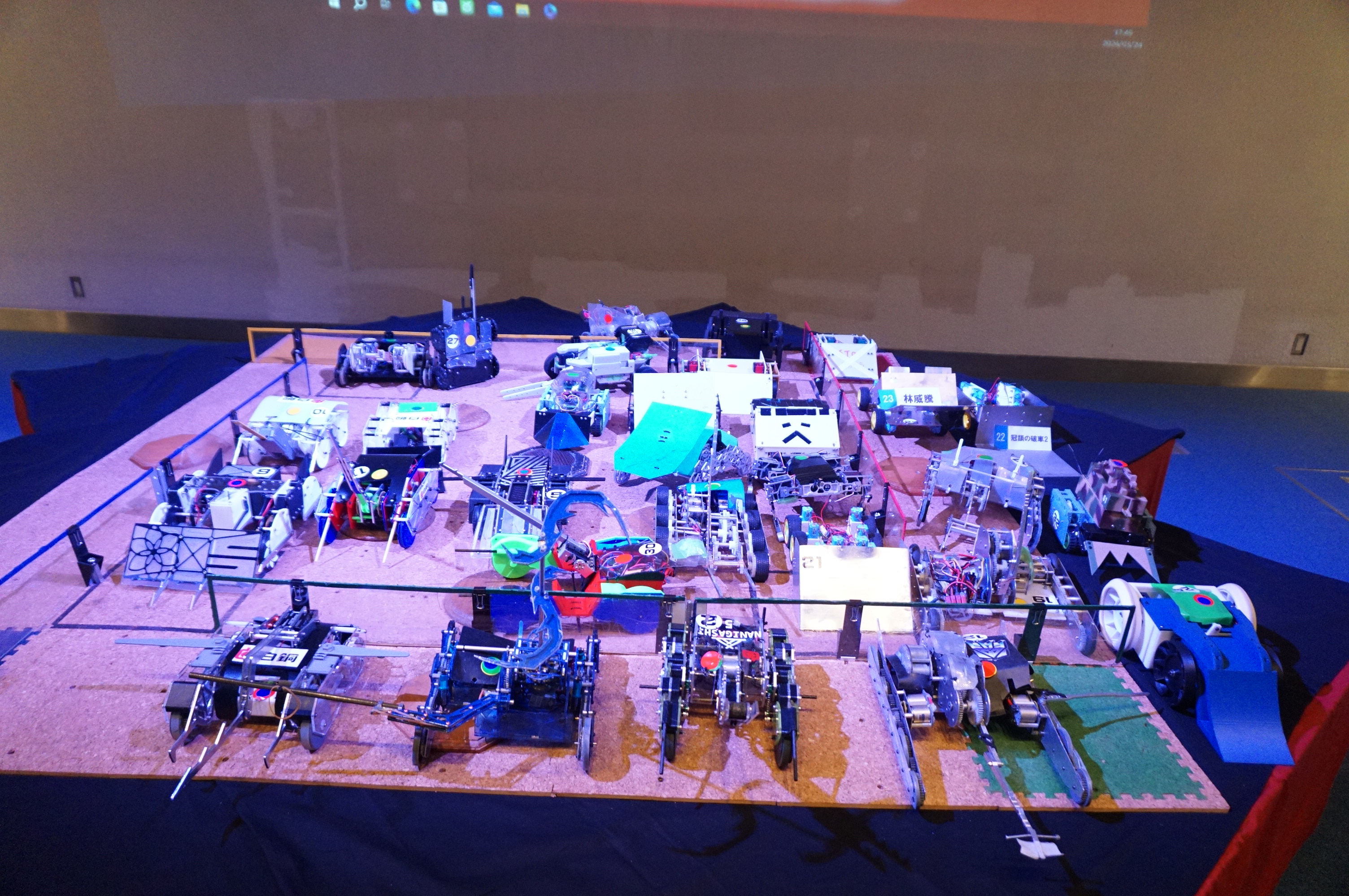 第30回小型ロボット競技会“ＢRＡＶＥ”－ＣＬＵＢ ＷＡＤ－集合写真